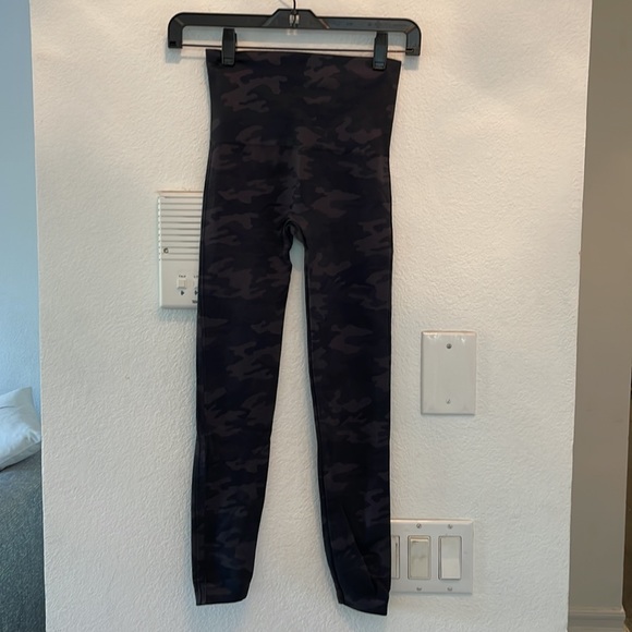 Spanx seamless leggings black camouflage in petite small - Picture 4 of 9